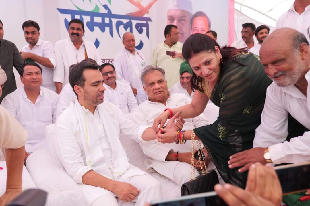 RLDRajasthan's tweet photo. आज किसान सम्मेलन में पधारे हमारे मार्गदर्शक,भाईचारा जिंदाबाद के उद्घोषक, किसान-कमेरों की आवाज़,पार्टी के राष्ट्रीय अध्यक्ष माननीय चौधरी जयन्त सिंह जी का पार्टी के सभी नेतागण एवं पदाधिकारियों द्वारा धौलपुर में भव्य स्वागत किया गया।
#RldInRajasthan #किसान_सम्मेलन #RldWithFarmers https://t.co/qZwsGnwa9n