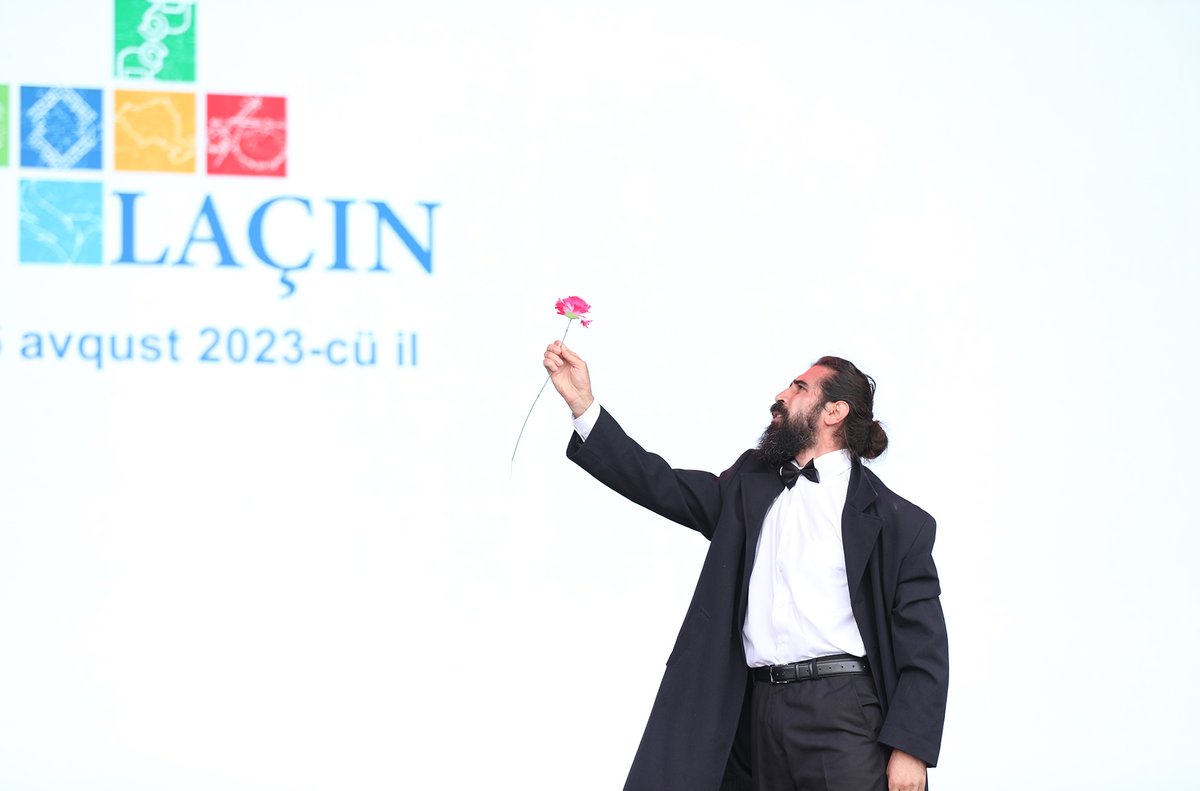 culture_gov_az's tweet photo. "Laçın Şəhəri Günü" tədbirlərinin " 2-ci günü çərçivəsində “Pantomim buketi” tamaşası təqdim olunub

#Azərbaycan #Laçın #26AvqustLaçınŞəhəriGünü #LaçınŞəhəriGünü #ŞəhərGünü #26Avqust #HeydərƏliyevFondu #MədəniyyətNazirliyi #mədəniyyət https://t.co/QIAQsY5hyc