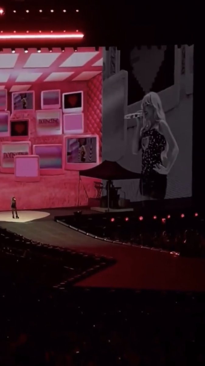 PopCrave's tweet photo. Sabrina Carpenter’s "Nonsense" outro for Night 3 of the 'Eras Tour' in Mexico City: 

“I’m full grown but I look like a niña

Come put something big in my casita
 
Mexico I think you are bonita” https://t.co/G0bxoYX3PF