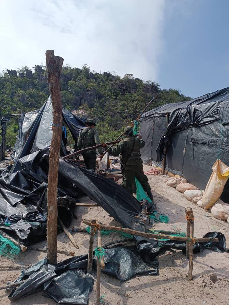 #FANB con 2.500 efectivos militares, organizados en URRA de Combate, escudriñan el Cerro Yapacana, desmantelan 7 minas ilegales, desalojan a más de 1200 mineros ilegales y destruyen más de 350 viviendas improvisadas usadas como albergues y depósitos con sus implementos