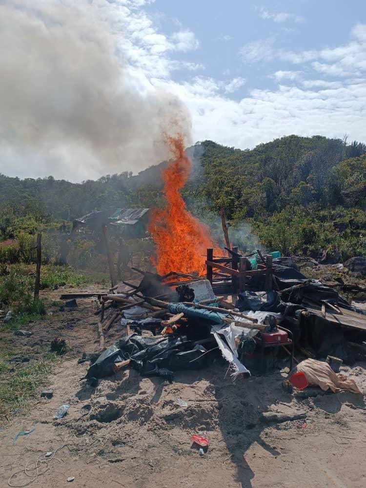 dhernandezlarez's tweet photo. #FANB con 2.500 efectivos militares, organizados en URRA de Combate, escudriñan el Cerro Yapacana, desmantelan 7 minas ilegales, desalojan a más de 1200 mineros ilegales y destruyen más de 350 viviendas improvisadas usadas como albergues y depósitos con sus implementos logísticos. 
La ley es la ley !

#OperacionAutana2023 
#IntegrarEsVencer