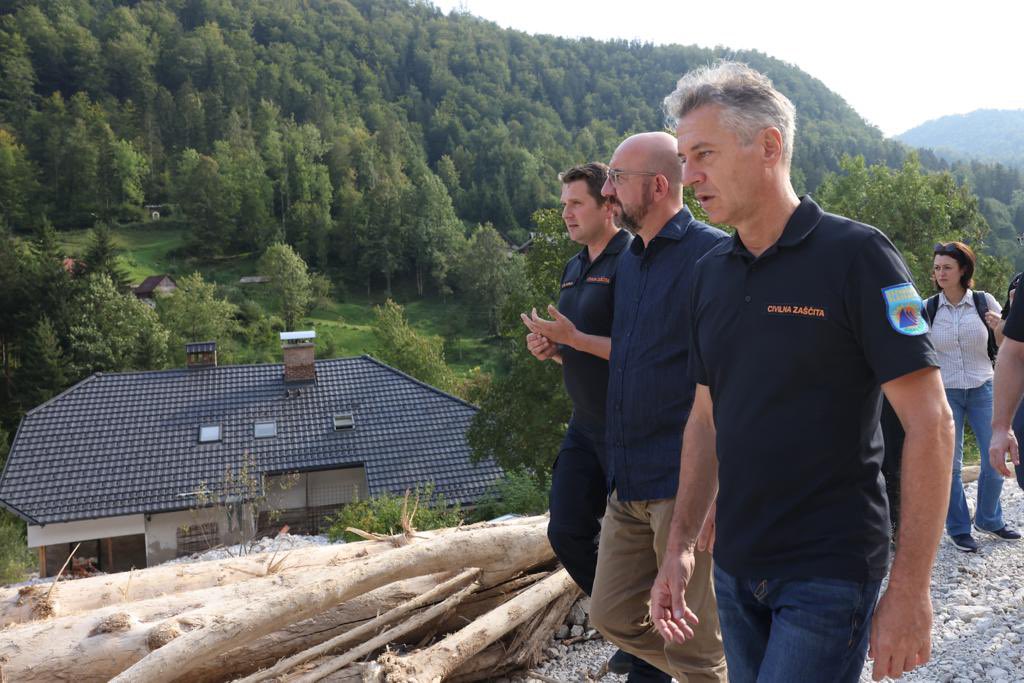 Moved to see the waves of Slovenian solidarity overcoming the waves of flooding that caused devastation in #Slovenia.   I am here to assure you that the same waves of solidarity are also coming from the EU.   We stand with you to support your recovery & reconstruction.
