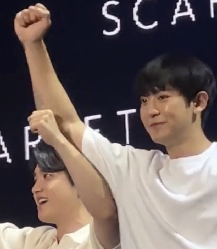 exoldandani's tweet photo. کسی از تفاوت سایز صحبت کرد!؟🥹😭

@weareoneEXO #chansoo https://t.co/OpKYqlpPAU