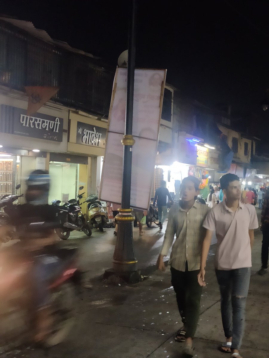 anandrchaudhary's tweet photo. Is it a right place to put banner on road .@MTPHereToHelp @mybmcRoads @CPMumbaiPolice It's create circumstances of accident on road .
Location: kajupada pipe line road near  hit and fit Mumbai 400072 https://t.co/GE7LtXUuZB