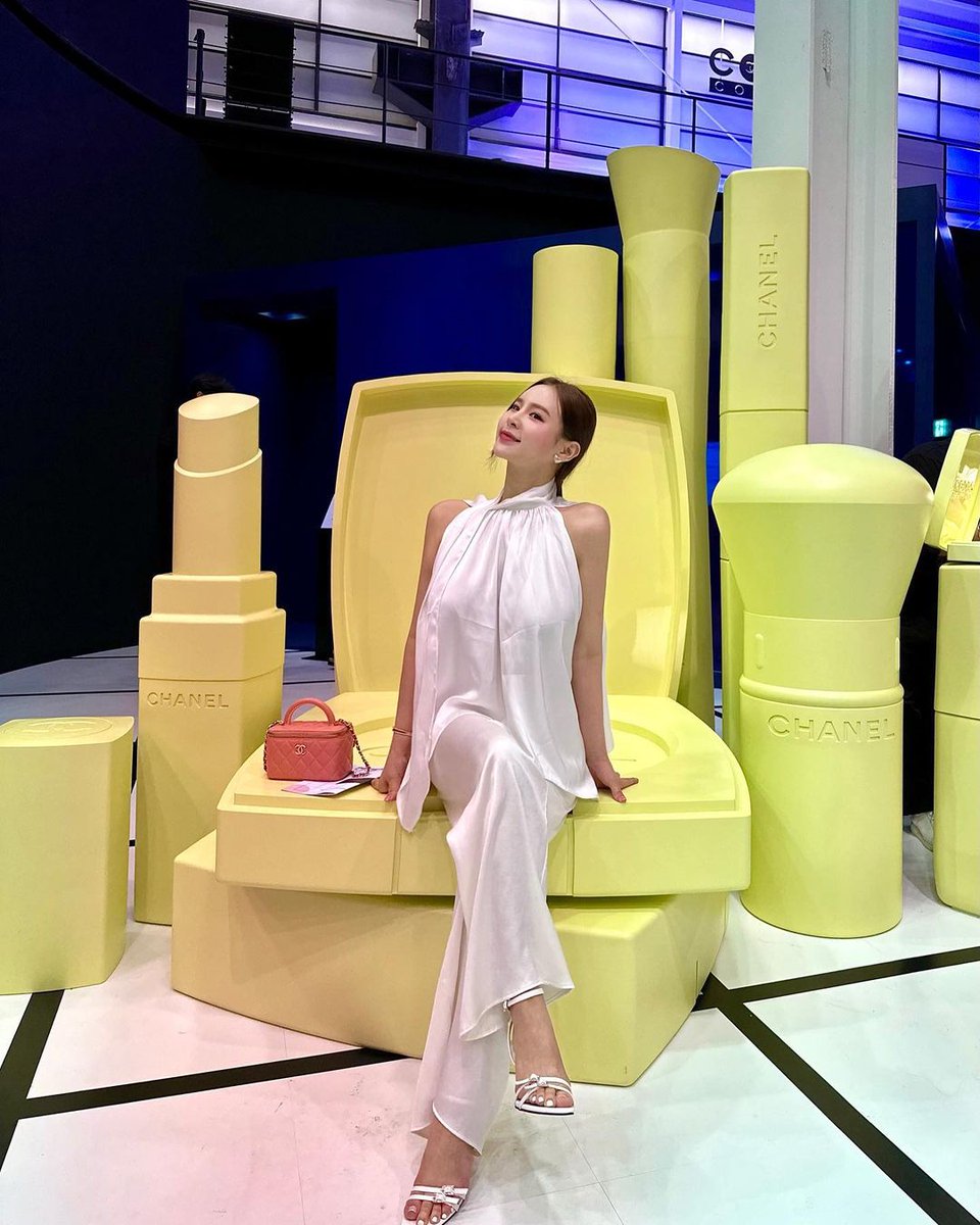 Michell80240558's tweet image. 미리 경험하고 온 샤넬 코드 컬러 팝업 💛

처음 공개되는 리미티드 에디션 제품들을 9가지 다양한 컬러로🎨
전 컬러 고민하다가 퍼플미러 겟 하고 왔답니다💜💜💜

예쁘고 재밌는게 너무 많아서
시간 가는 줄 몰랐던 #샤넬뷰티 공간에서
인생 샷 여러개 남기고 왔답니다 ✨