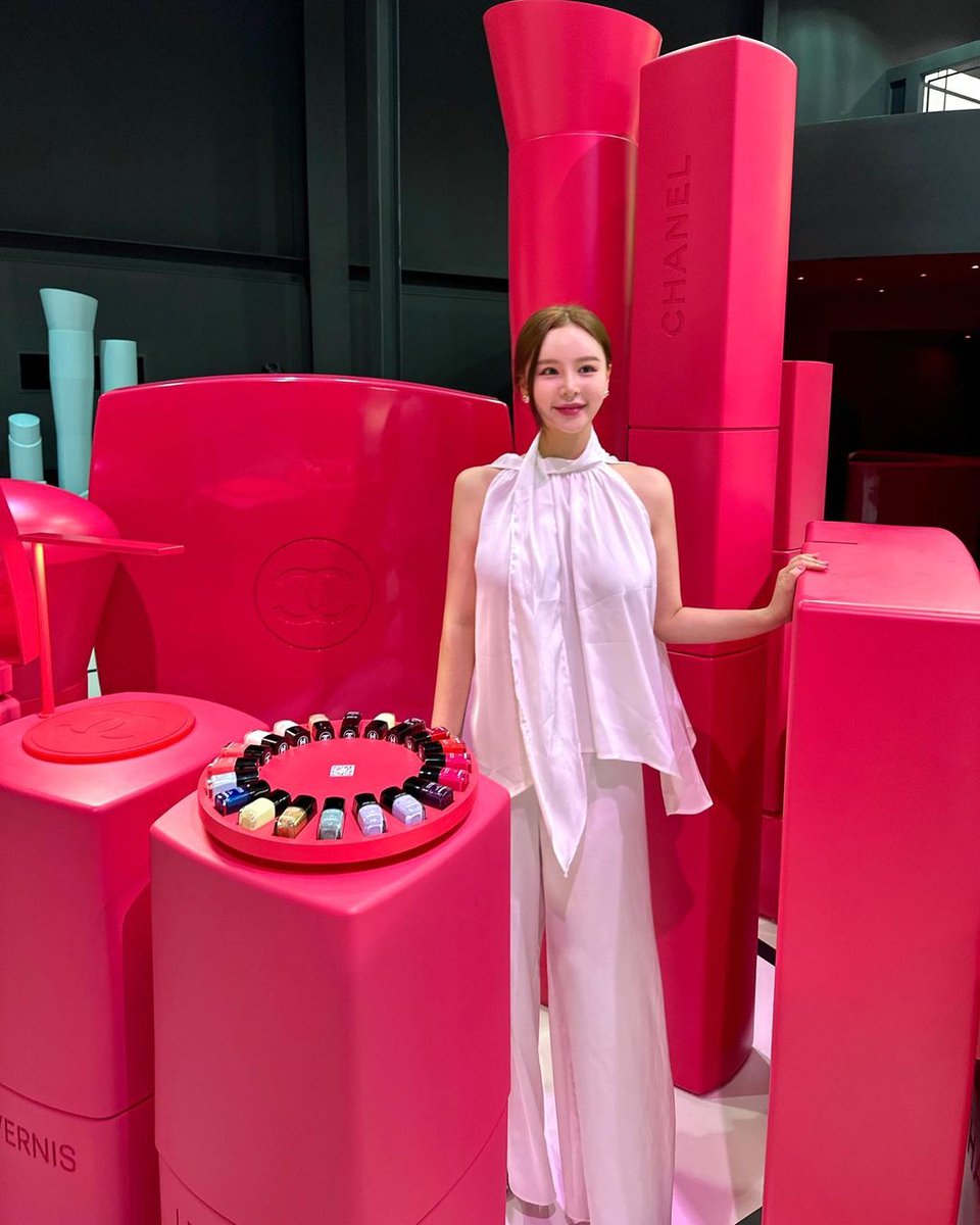 Michell80240558's tweet image. 미리 경험하고 온 샤넬 코드 컬러 팝업 💛

처음 공개되는 리미티드 에디션 제품들을 9가지 다양한 컬러로🎨
전 컬러 고민하다가 퍼플미러 겟 하고 왔답니다💜💜💜

예쁘고 재밌는게 너무 많아서
시간 가는 줄 몰랐던 #샤넬뷰티 공간에서
인생 샷 여러개 남기고 왔답니다 ✨