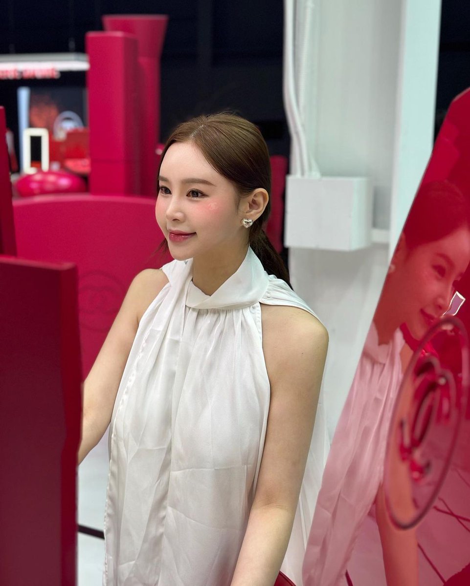 Michell80240558's tweet image. 미리 경험하고 온 샤넬 코드 컬러 팝업 💛

처음 공개되는 리미티드 에디션 제품들을 9가지 다양한 컬러로🎨
전 컬러 고민하다가 퍼플미러 겟 하고 왔답니다💜💜💜

예쁘고 재밌는게 너무 많아서
시간 가는 줄 몰랐던 #샤넬뷰티 공간에서
인생 샷 여러개 남기고 왔답니다 ✨