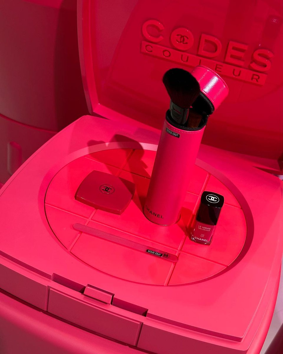 Michell80240558's tweet image. 미리 경험하고 온 샤넬 코드 컬러 팝업 💛

처음 공개되는 리미티드 에디션 제품들을 9가지 다양한 컬러로🎨
전 컬러 고민하다가 퍼플미러 겟 하고 왔답니다💜💜💜

예쁘고 재밌는게 너무 많아서
시간 가는 줄 몰랐던 #샤넬뷰티 공간에서
인생 샷 여러개 남기고 왔답니다 ✨