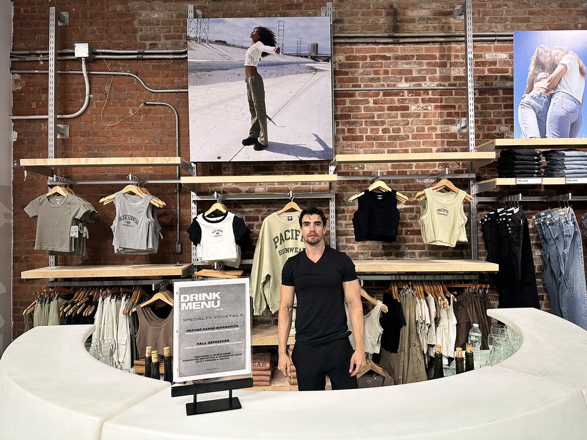 NYcatering's tweet photo. Amazing event with #pacsun with @CulinaryBadBoy https://t.co/vfOj7XcO5K