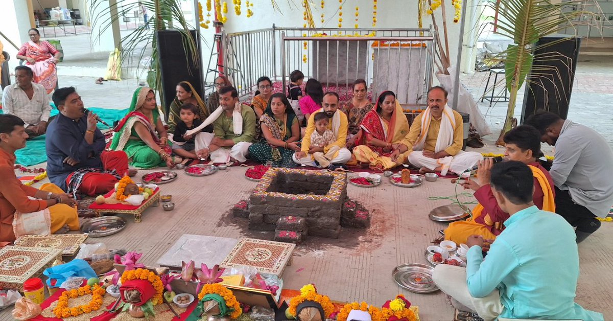 mukesh_doshi_'s tweet photo. રાજકોટ મહાનગર અવધ રોડ પર આવેલ વૃંદાવન સોસાયટી માં મૂર્તિ પ્રાણપ્રતિષ્ઠા મહોત્સવ માં હાજરી આપી હતી. https://t.co/e4zhRuRAmM