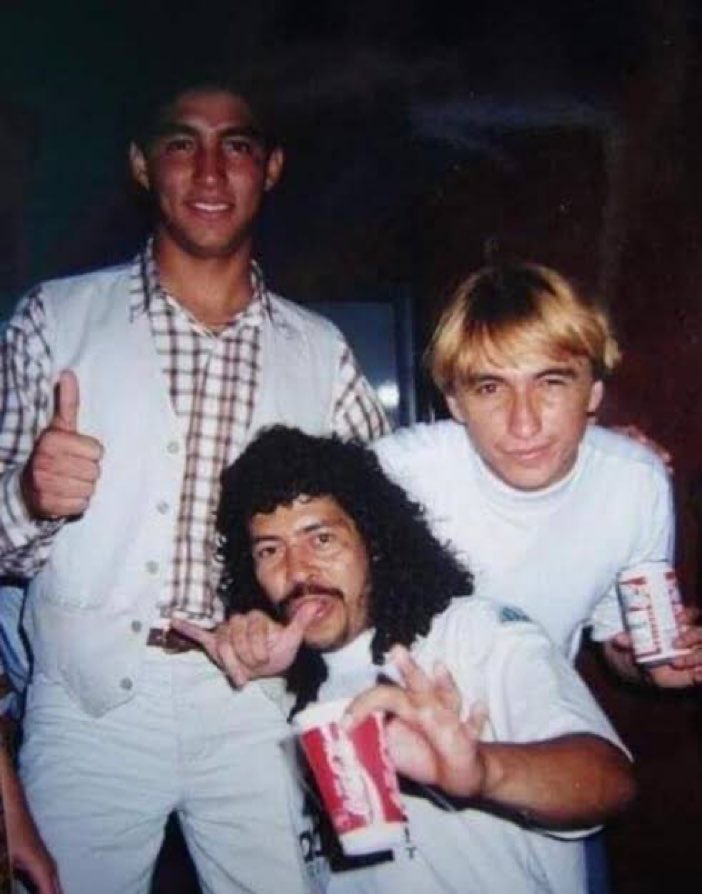futnostalgico's tweet photo. Foto aleatória: Jardel, Paulo Nunes e Higuita na noite em 1995.

Nostálgico! https://t.co/hRan4w45cd