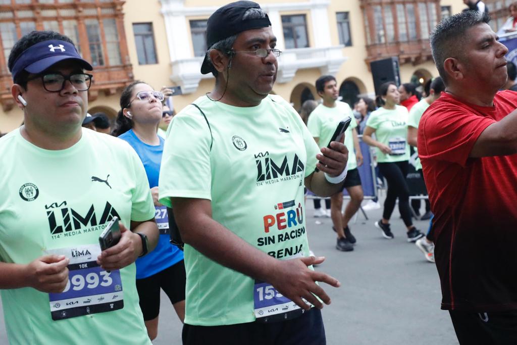 MinCulturaPe's tweet photo. ¡Corriendo juntas y juntos en la lucha contra el racismo! Estamos presentes con la estrategia #PerúsinRacismo del Ministerio de Cultura en la Expo-maratón y Media Maratón de Lima &amp;10k organizada por @MuniLima y @PeruRunners. https://t.co/iNwELRKcI4