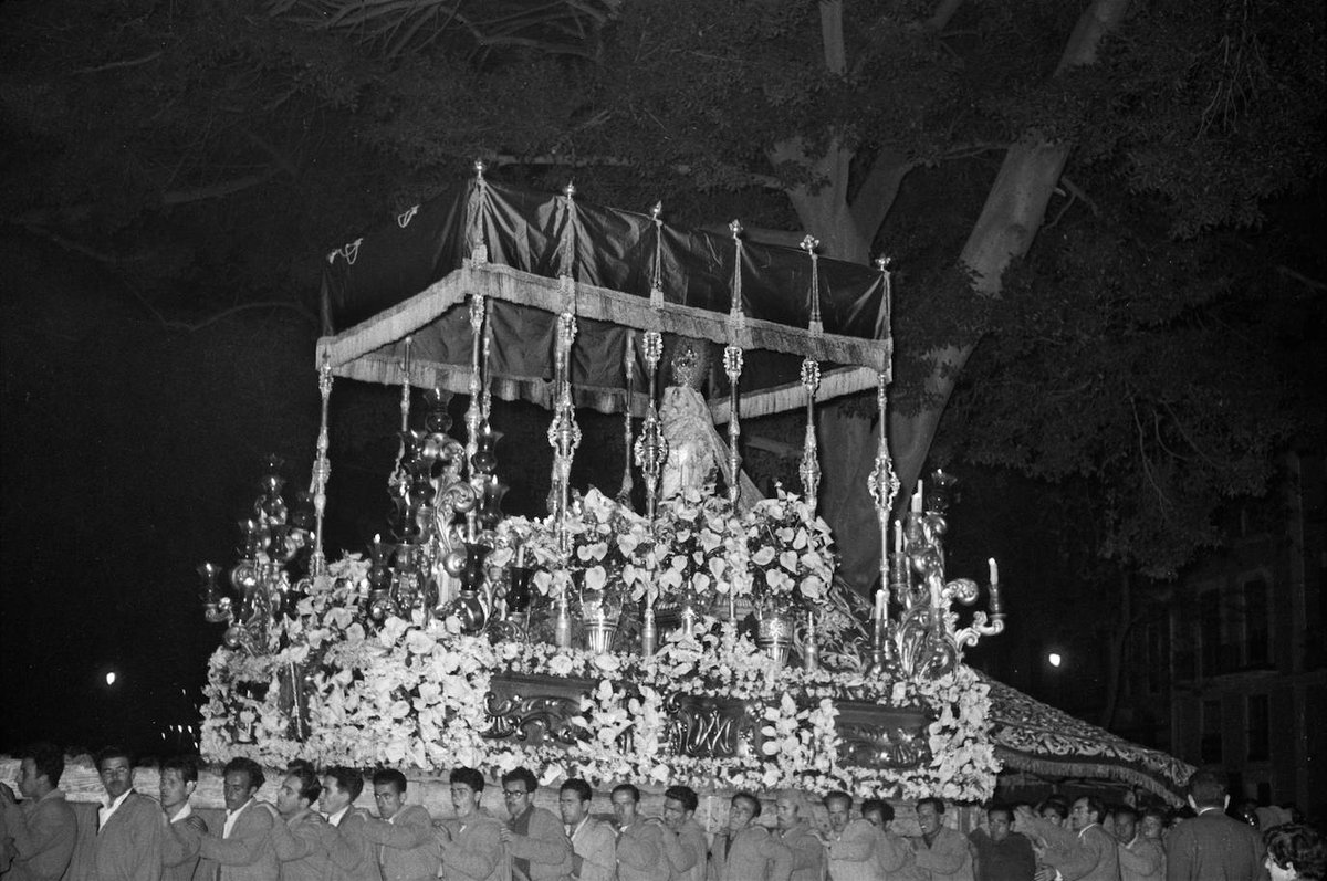 Ntra. Sra. de la Concepción bajo palio de cajón en el año 1959.

#CofradiasMLG 

📸 Bienvenido-Arenas. CTI Universidad de Málaga.