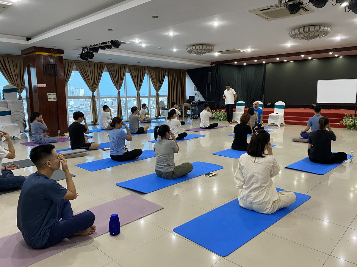 SwarupChattrjee's tweet image. Empowering moments in Vietnam&apos;s Thai Binh province as our happiness program touched hearts with Sudarshan Kriya and the profound wisdom of Pujya Gurudev @SriSri Ji.

#HappinessProgram 
#ArtoflivingVietnam