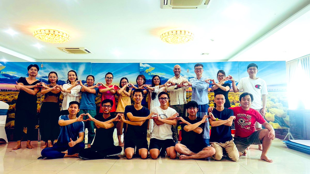 SwarupChattrjee's tweet image. Empowering moments in Vietnam&apos;s Thai Binh province as our happiness program touched hearts with Sudarshan Kriya and the profound wisdom of Pujya Gurudev @SriSri Ji.

#HappinessProgram 
#ArtoflivingVietnam