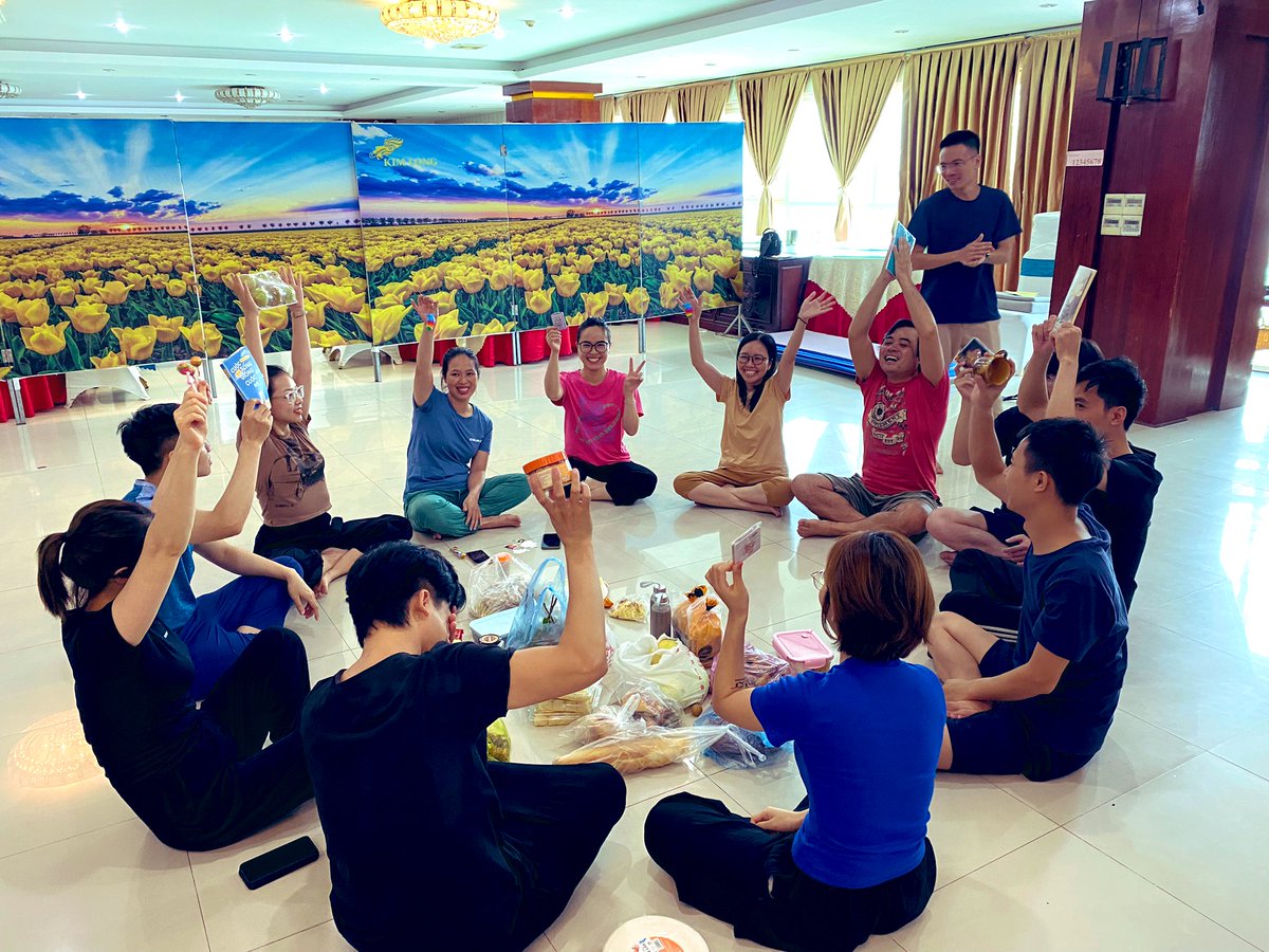SwarupChattrjee's tweet image. Empowering moments in Vietnam&apos;s Thai Binh province as our happiness program touched hearts with Sudarshan Kriya and the profound wisdom of Pujya Gurudev @SriSri Ji.

#HappinessProgram 
#ArtoflivingVietnam