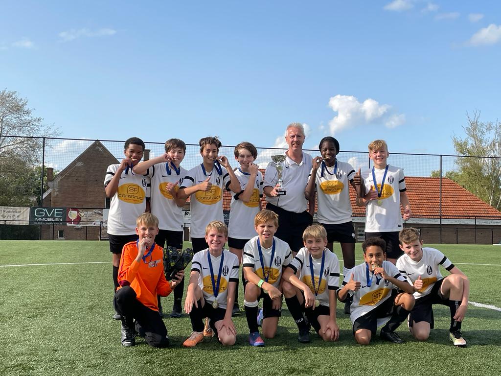 VCBenL's tweet photo. Laatste trofee van de dag gaat naar U13 KFC Diest. https://t.co/fxthj228m2