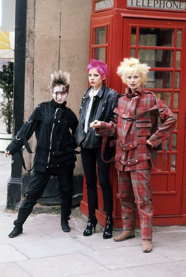 dirk7890's tweet photo. London 1977 📸 https://t.co/JhCqeiNLIh