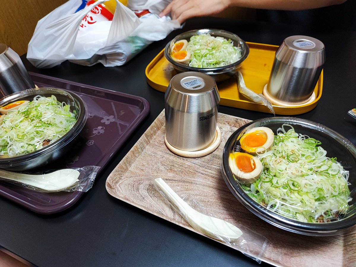 sekiblade's tweet photo. ブーブーキングさんのチャーシュー丼をテイクアウトしてからの #ボドゲ会 終盤,女の子のLINEでメンタルを乱されてドロップアウト。途中退席。本当に申し訳ない。ゲーム中はスマホもう見ません。 #domemo ドメモ王の称号も剥奪されました。 https://t.co/vJj4S2lE9B