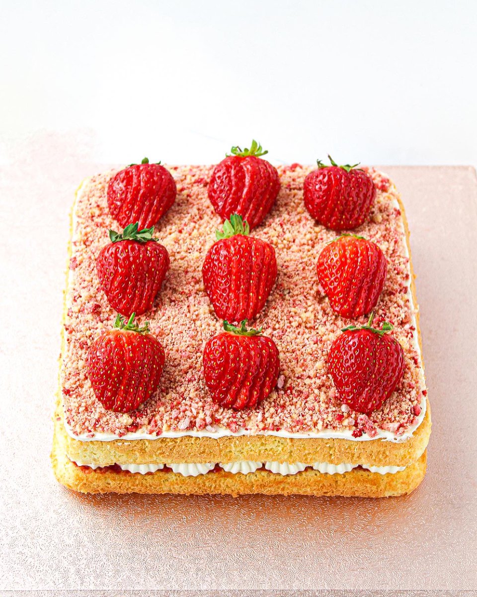 heywood_l's tweet image. Vegan strawberry crunch cake🍓🌱