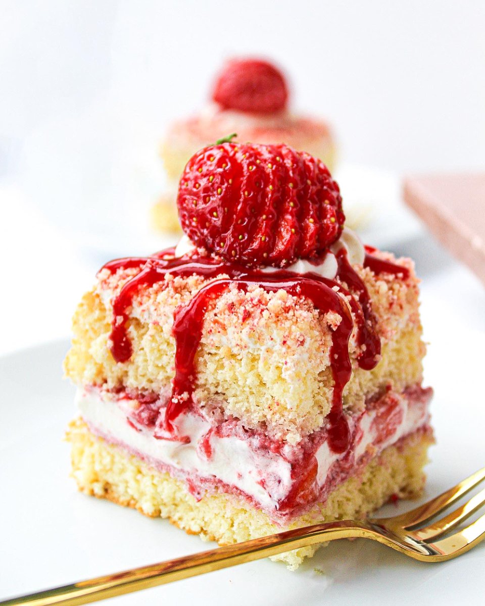 heywood_l's tweet image. Vegan strawberry crunch cake🍓🌱