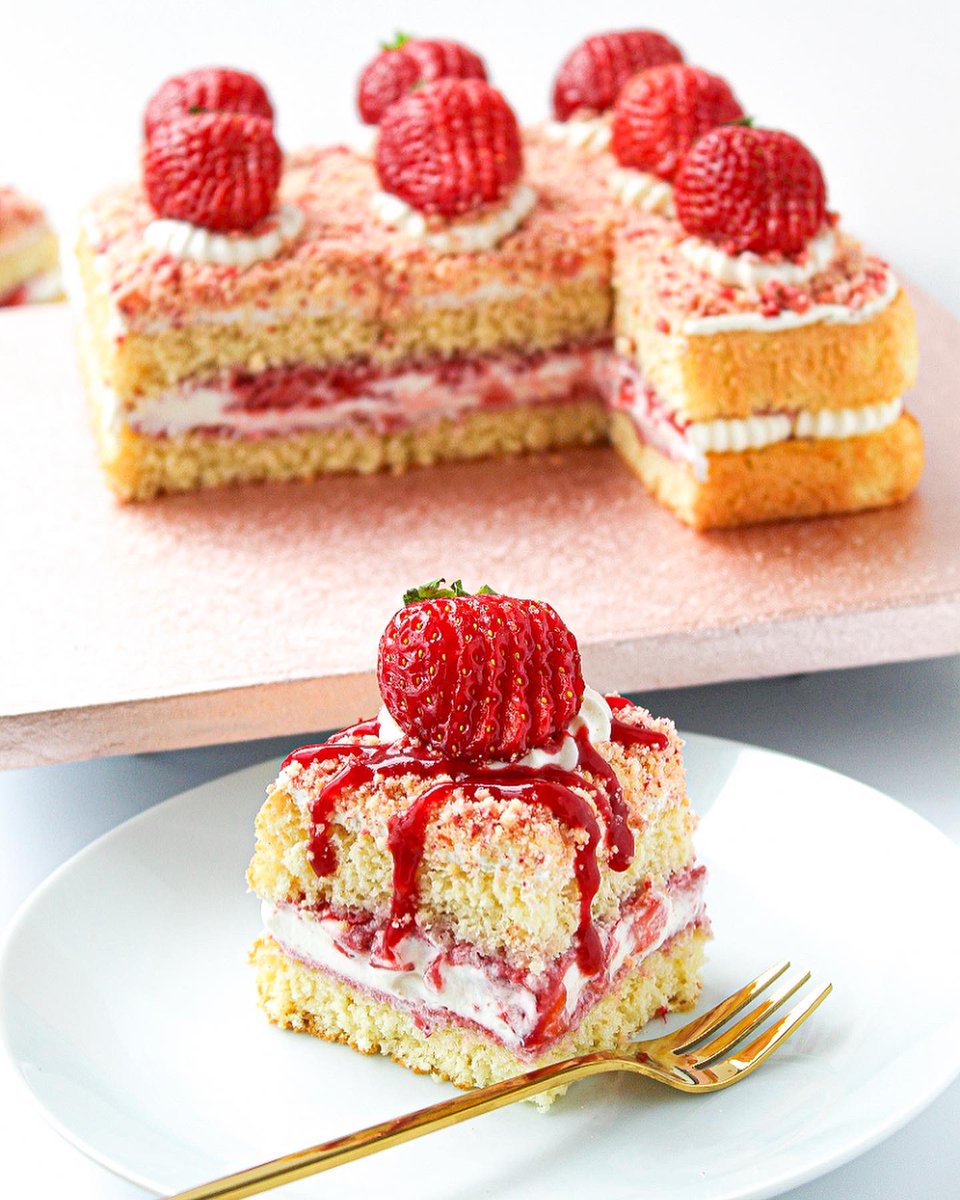 heywood_l's tweet image. Vegan strawberry crunch cake🍓🌱