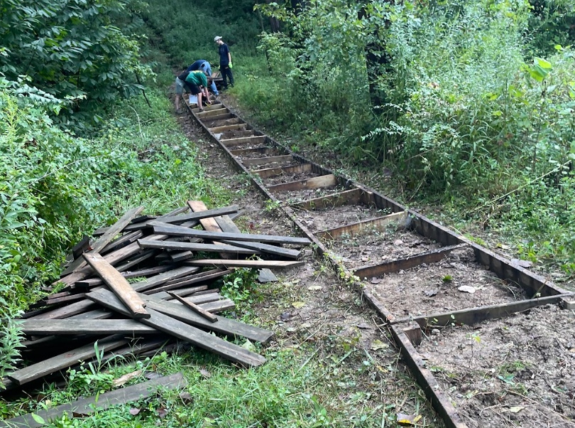 PESCLouisville's tweet image. Yesterday, Eagle Scout candidate Ben Scobee, and other scouts from Troop 109 rebuilt our boardwalk at the wetlands to make it more safe and also constructed a new boardwalk on out white trail. #thankascout #eaglescout #makingthingsbetter