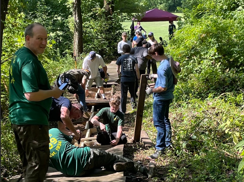PESCLouisville's tweet image. Yesterday, Eagle Scout candidate Ben Scobee, and other scouts from Troop 109 rebuilt our boardwalk at the wetlands to make it more safe and also constructed a new boardwalk on out white trail. #thankascout #eaglescout #makingthingsbetter