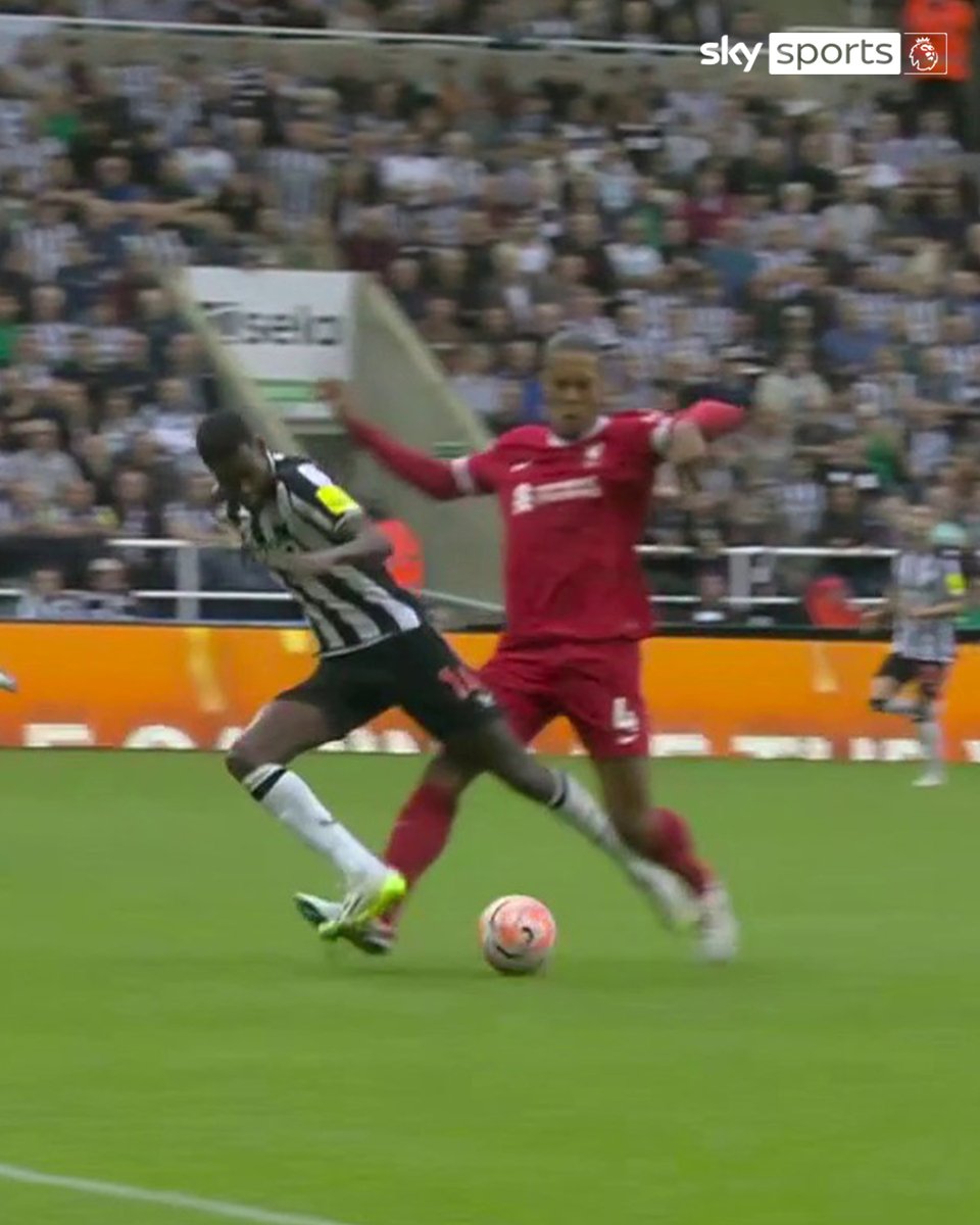 SkySportsPL's tweet photo. A STRAIGHT RED CARD FOR VIRGIL VAN DIJK! 🟥 https://t.co/29EDsiMPC3