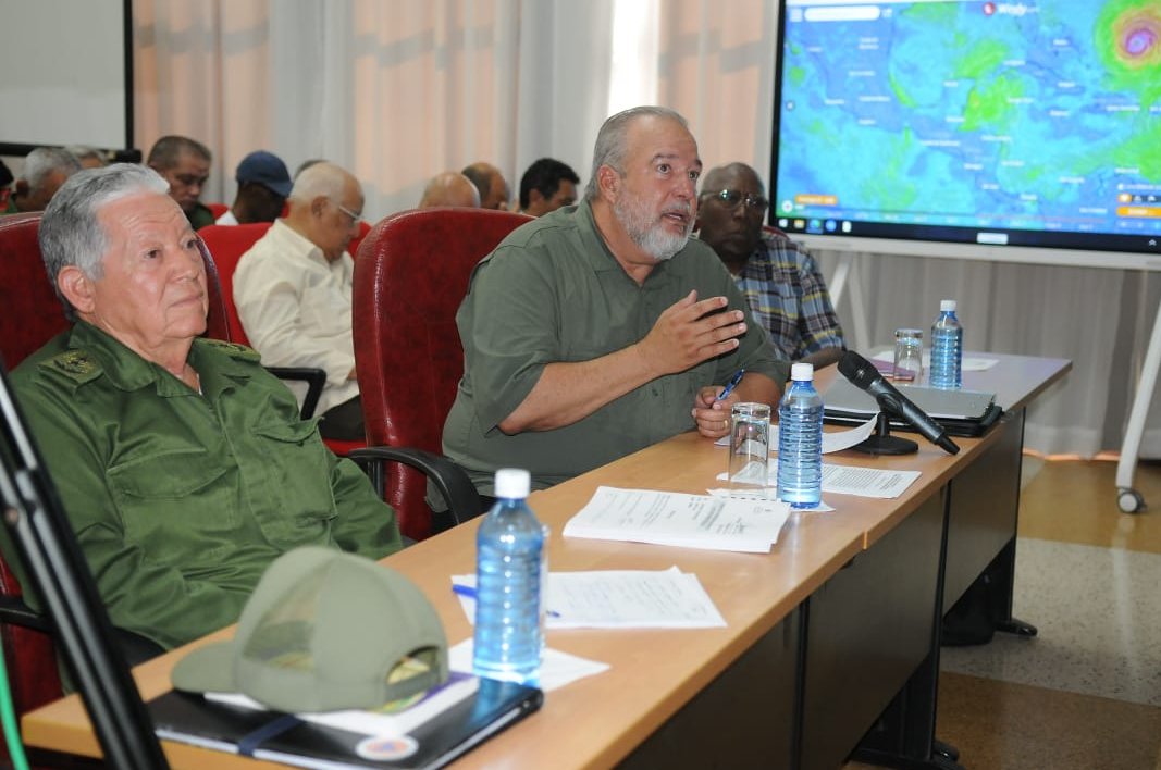 #Cuba 🇨🇺 Se prepara..Ante las intensas lluvias: todas las precauciones son pocas.
la situación hidrometeorológica asociada a la depresión tropical diez, fue evaluada este domingo desde el Estado Mayor Nacional de la Defensa Civil.
#CubaPorLaVida