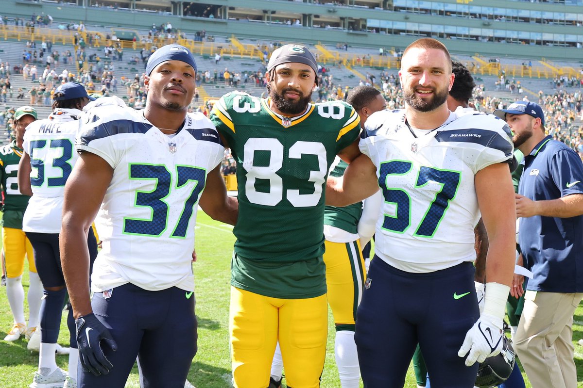 MontanaGrizFB's tweet photo. 🤩 That’s a lot of Grizzly greatness in one photo! 

Looking forward to watching these three play on Sundays for years to come! 👏👏👏

#GoGriz #NextLevelGriz https://t.co/oj4fA5Sjgb