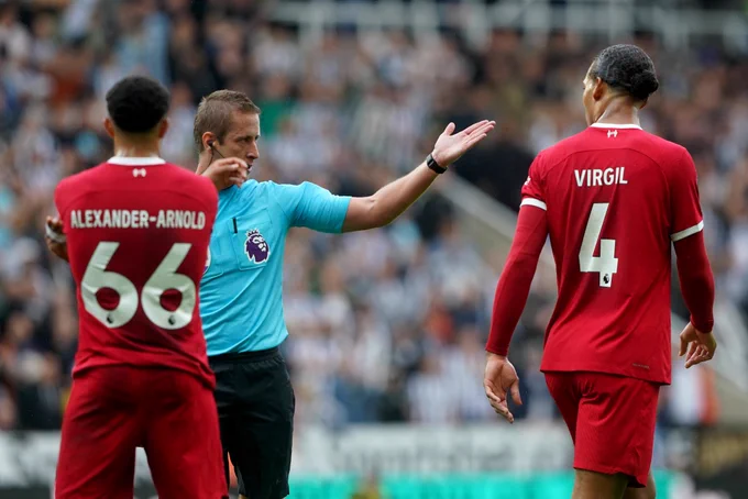 Isak_NUFC's tweet photo. Liverpool are now a team of 10. Newcastle are looking to beat Liverpool for the first time since 2015. #NEWLIV #NUFC https://t.co/jQL9ywiKFk