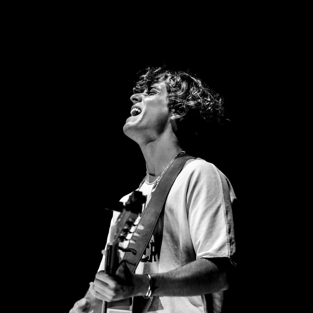 🎂✨️❤️‍🩹 Hoy es el cumpleaños de Álvaro,  cumpliendo ya 25 años. ¡Por muchos más en los que Guitarricadelafuente nos siga llenando de su arte y su música!