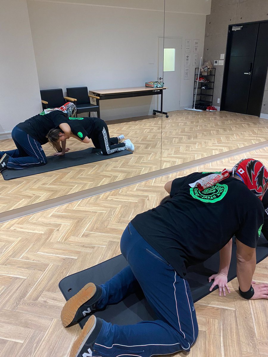 MISTERCACAO's tweet photo. ルチャフィットの練習、基礎クラス💪リングで動くため、怪我を回避するための身体（筋肉）作り、それをケアをしていくのための生活習慣と食生活はとても大切。根性論ではなく、論理的な思考でスマートにバランス良く前に進んで行きましょう😉👍

#LuchaFit  #プロレス #高崎市 #群馬県 #覆面MANIA ＃ルチャ練習