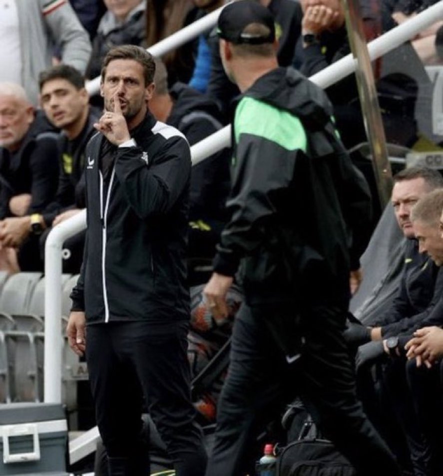 GTVWorld's tweet photo. Newcastle assistant manager Jason Tindall telling Klopp to keep quiet.🥶 https://t.co/U8G46wDtII