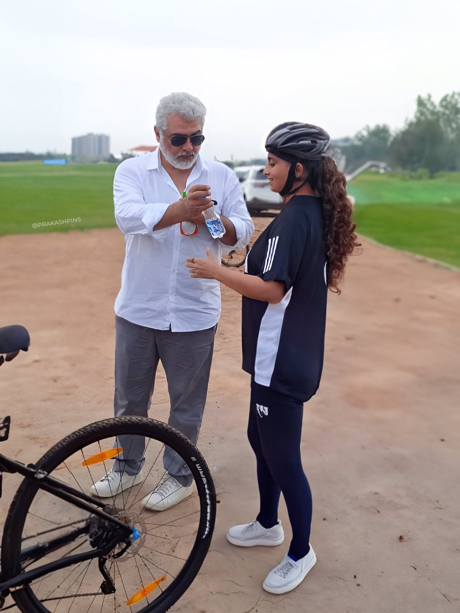 esakki_Aadvik's tweet photo. Couple goals #AjithKumar #ShaliniAjithKumar 😍....
#LiveLikeAJITHKUMAR
#VidaaMuyarchi 💥 https://t.co/M0b0AHN5Pj