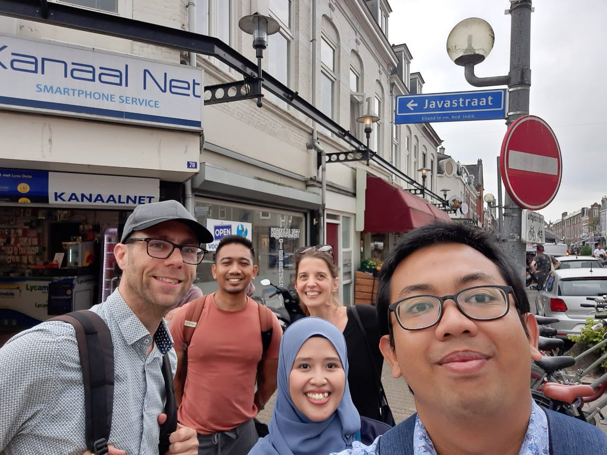 arindapradisty's tweet photo. Exploring the neighborhood of Lombok, Utrecht with my supervisor @wietekewillemen 😀.
A nice summer day for picnic (accompanied with Indonesian snacks) and playing Kubb, a Swedish lawn game.
cc: @ta_groen @shinbe327 @dwisetyoaji https://t.co/BJlxp1jSy1