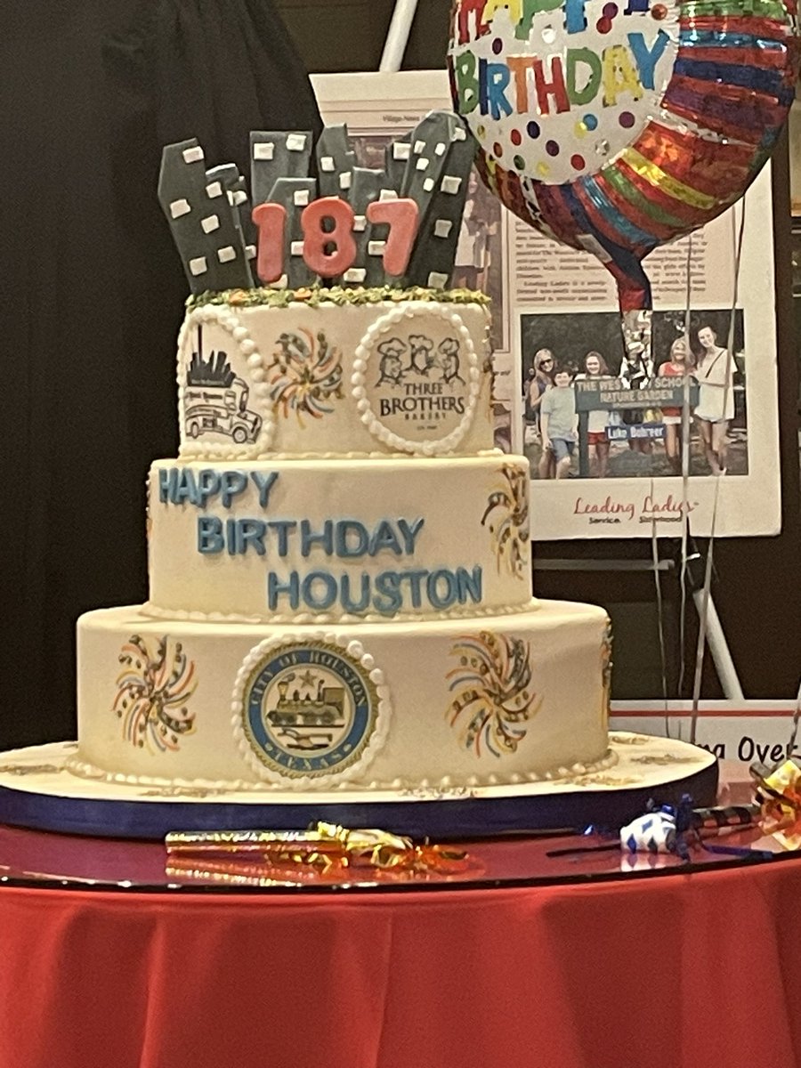 HoustonTX's tweet image. Who said you can’t kickoff birthday celebrations a few days early?! 🥳🎂 From 6000 acres to now over 640 square miles, Houston is the largest city geographically and the most diverse in the nation. Great celebration @houmayor and @heritagesociety . #HappyBirthdayHouston #year187