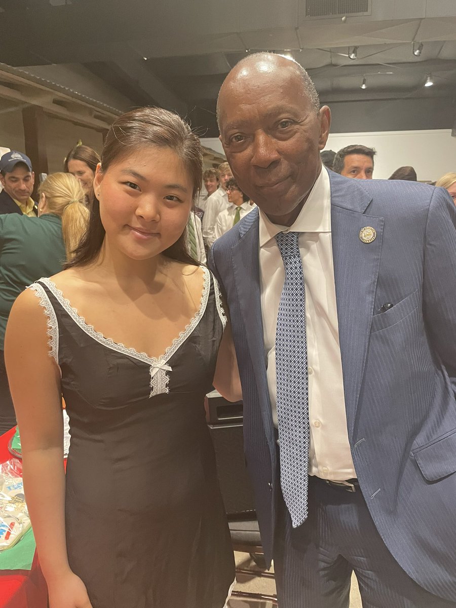 HoustonTX's tweet image. Who said you can’t kickoff birthday celebrations a few days early?! 🥳🎂 From 6000 acres to now over 640 square miles, Houston is the largest city geographically and the most diverse in the nation. Great celebration @houmayor and @heritagesociety . #HappyBirthdayHouston #year187