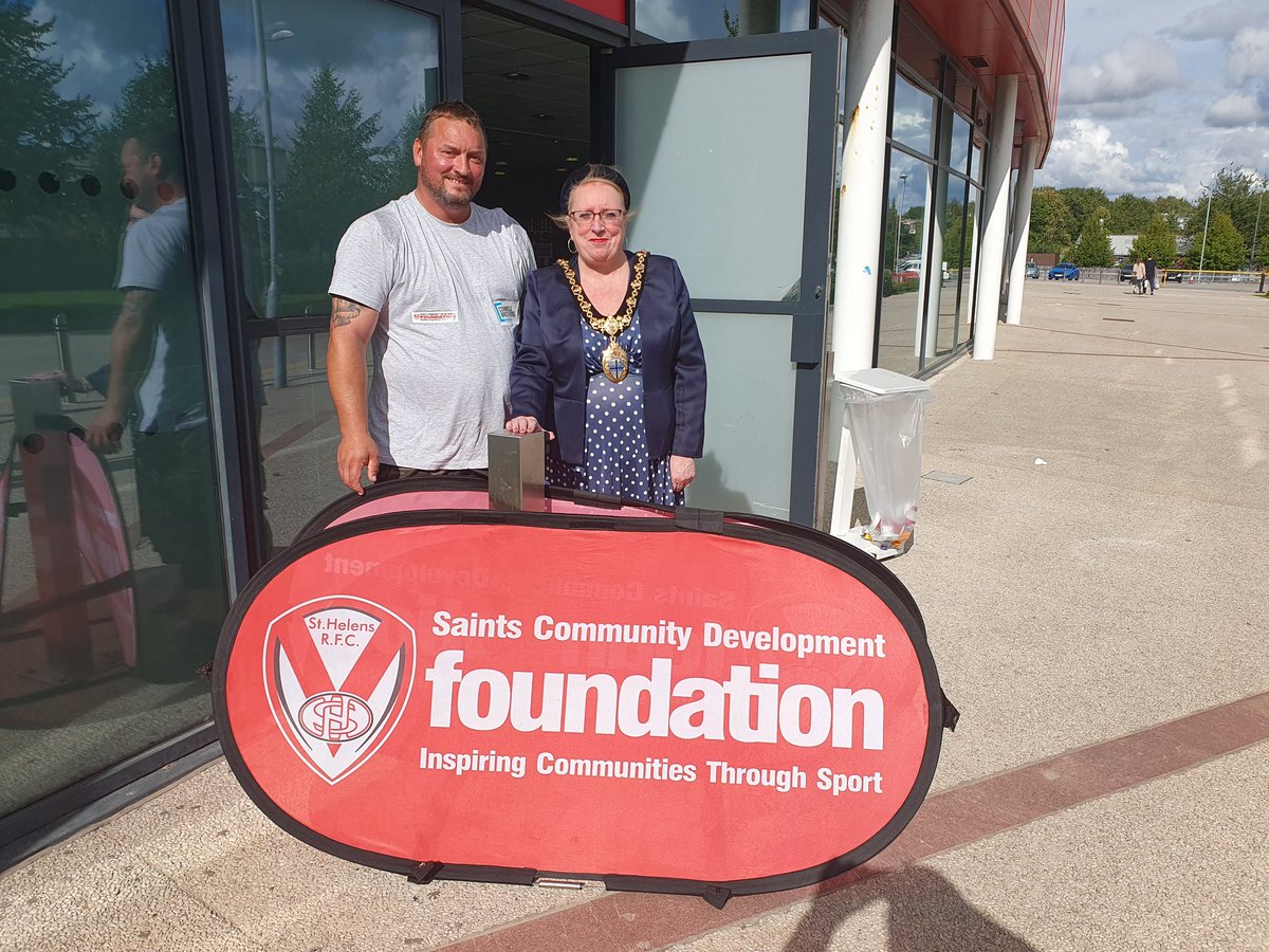 A Big Congratulations to Armed Forces' Veteran Dave Swift, who completed his 100 mile Charity Walk for @CommunitySaints yesterday, from Leeds to St. Helens without sleep! Great to be on the finishing line to cheer him home. Well done to Dave and to all his supporters. Amazing 👏