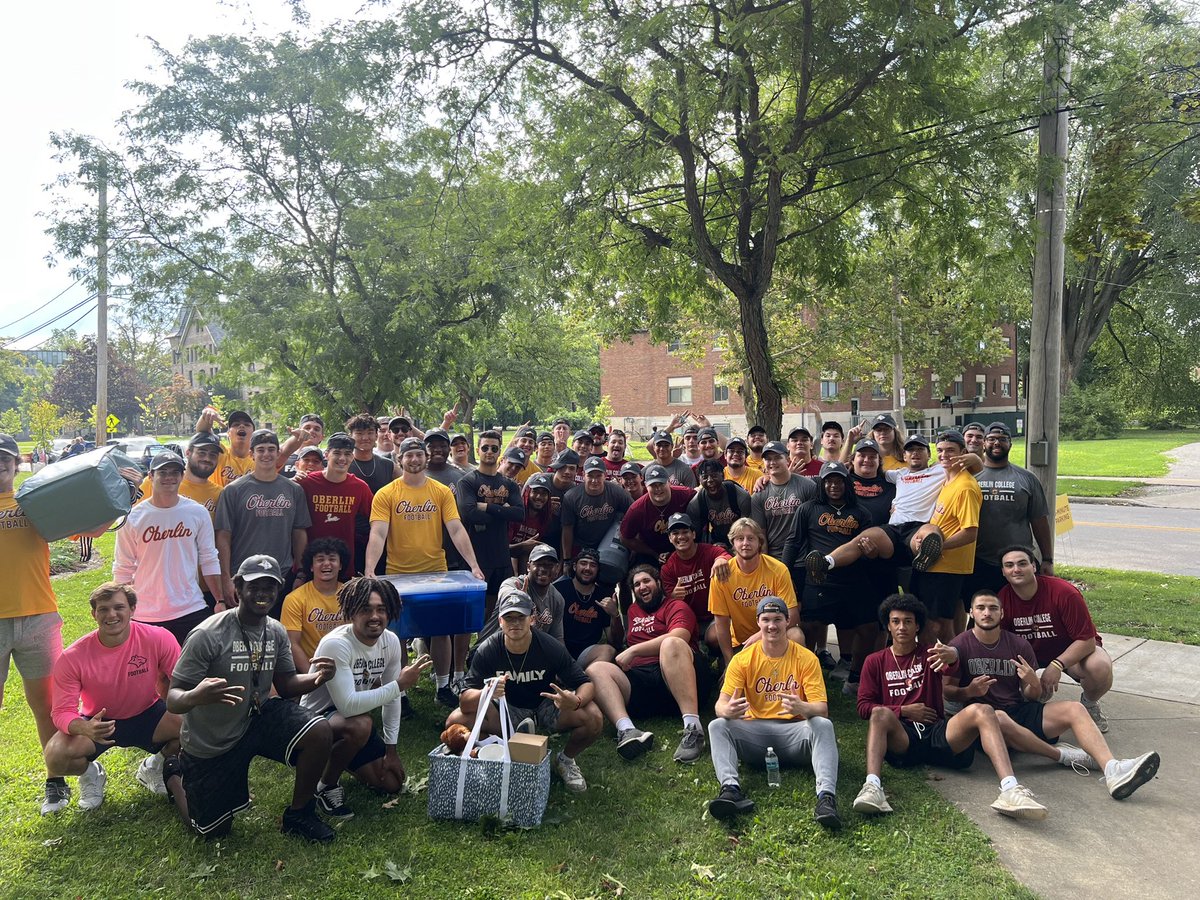 Love this team! Team photo after helping their fellow Obies move in. #GoYeo #Team133
