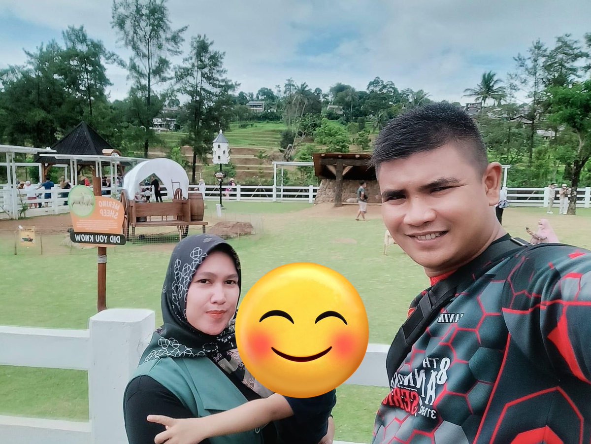 capekkkkxixi's tweet photo. Gaya andalan 👍🏻😭 paspampres satu ini agak laennnnn Ntah istrinya tenang gak ya wkwk. Menculik, menganiaya, meminta tebusan 50 juta dan meninggal akhirnya korban. Akan membuka luka lama untuk rakyat Aceh nih. Hidup tenang kyk kurang manusia biadab https://t.co/Cv5Sploeug