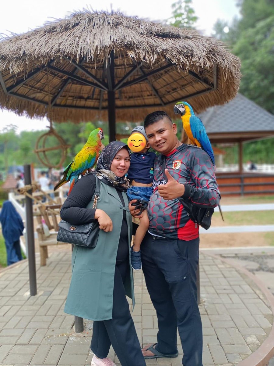 capekkkkxixi's tweet photo. Gaya andalan 👍🏻😭 paspampres satu ini agak laennnnn Ntah istrinya tenang gak ya wkwk. Menculik, menganiaya, meminta tebusan 50 juta dan meninggal akhirnya korban. Akan membuka luka lama untuk rakyat Aceh nih. Hidup tenang kyk kurang manusia biadab https://t.co/Cv5Sploeug