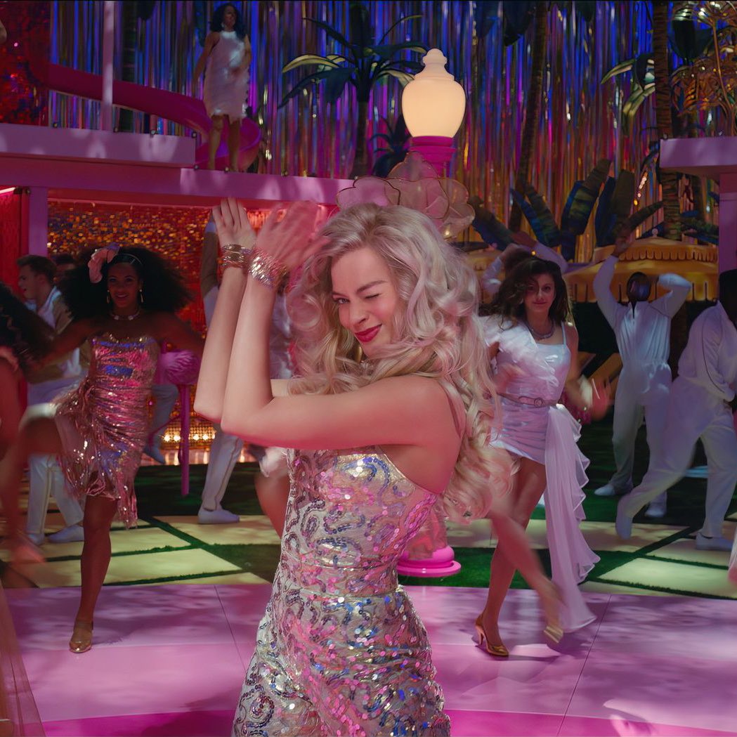 HollywoodHandle's tweet photo. ‘THE SUPER MARIO BROS. MOVIE’ is no longer the highest grossing movie of the year.

‘BARBIE’ took the crown. 👑💖 https://t.co/oFDA1FLhQs