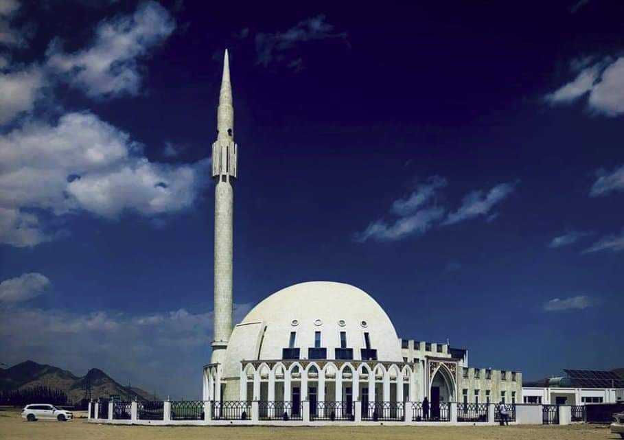hmdrd_k's tweet photo. #سبحان_الله 😘
د میدان وردګو ولایت په دښت ټوپ سیمه کې د یوه تجار له لوري جوړ شوی جومات:
 په دغه جومات ۴۰۰ زره امریکايي ډالره لګښت شوي دی. https://t.co/t0hzxHe3z6