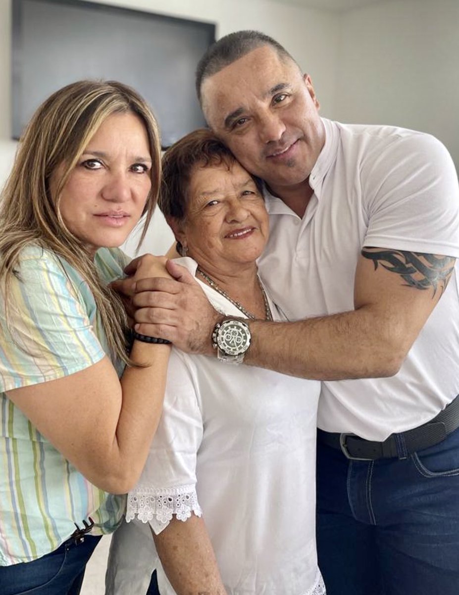 MariaEboteroS's tweet photo. En compañía de mamá y mi hermano. Solo pregunto … porque todos cogemos rumbos diferentes?  En fin. Unas pocas horas ya son bendiciones !!!🥰😍🙏🥰😍🙏 https://t.co/lzsr1kFK8P