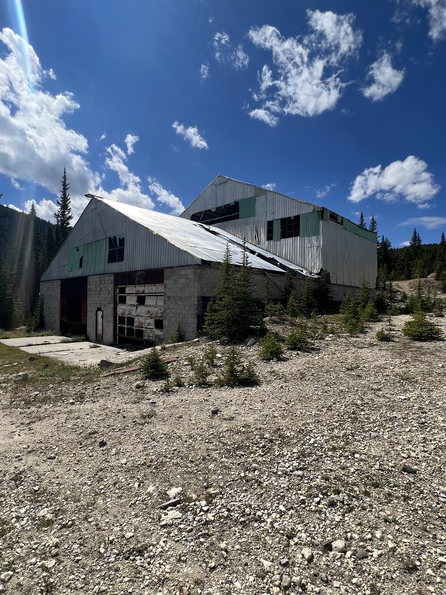 OutbackjackYT's tweet photo. She’s old and this place was no disappointment to explore..Built on the side of a mountain and abandoned to the elements.. #abandoned #adventure #Discovery https://t.co/OAegmh1Naa