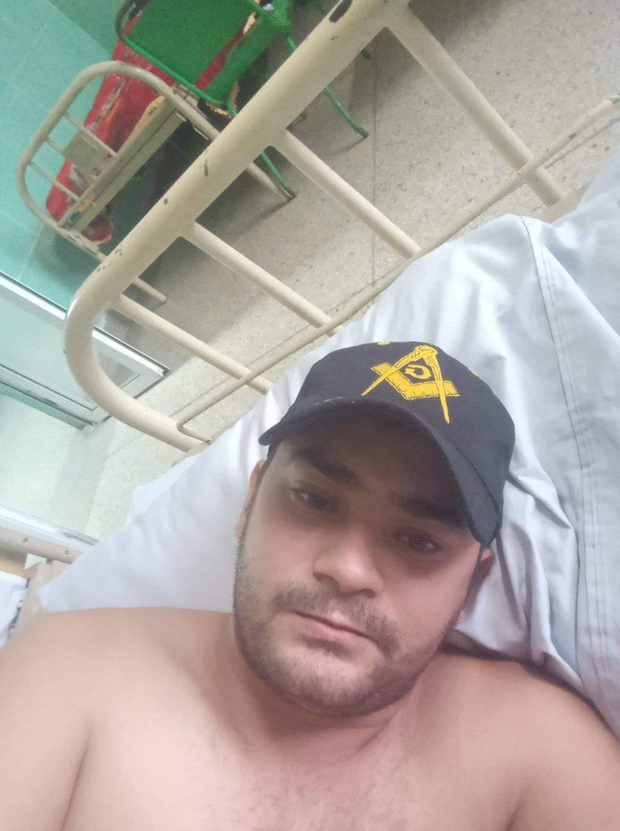DoctorPatria's tweet photo. Siguen las bajas de las filas de los que con miedo bajan la cabeza y sometidos a tu voluntad cumplen las reglas de tu juego. Otro hermano que siente la traición y el abandono de quienes un día prometieron ser su salvación. 
 Aquí va otra denuncia de mi Bayamo, donde quedan brillantes Urologos pero su brillo se a opacado  por la miseria comunista de no poder brindar la mejor atención por no contar con los recursos demandados. 
Yo desde la distancia nunca me cansaré de ser la voz de mi bayamo. 

👇👇👇👇👇👇👇👇👇👇👇
No soy del tipo de persona de hacer estos tipos de comentarios pero no dejan otra opción ,en estos momentos me encuentro hospitalizado en el hospital provincial Carlos Manuel de cespedes ya que tengo una piedra de 6x7 mlm atravesada en el uréter lo cual me provoca unos de los dolores más duros de esta vida conocidos como cólicos nefriticos fui medicado como a las 2 de la tarde con un Diclofenaco intramuscular y las 5 de esta misma tarde con este suero al no sentir alivio en mi padecer el cual es un dolor desgarrante me dirijo al puesto médico y la residente de guardia me dice que no hayas nada para aliviar mi dolor es triste saber que a estas alturas los cubanos de a pie seguimos siendo   sometidos a tales torturas  ak les muestro la comida que ofrecen en este hospital y las condiciones en las que se encuentra la única tasa de la sala los que me conocen saben que no digo mentiras y no me interesa que nadie me de sermones con esta publicación y con el gran dolor que estoy sintiendo entre lágrimas defino hermanos míos mi posición en contra de la dictadura que rige este país..patria y Libertad