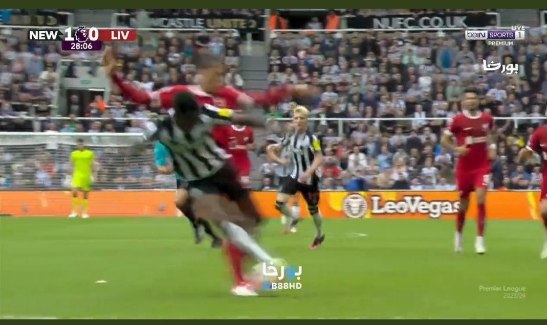 dar_shaib's tweet photo. Unfortunate to see Virgil van Dijk receive a red card today. Many, including the commentators,believe it was a harsh decisionHis touch was clearly on the ball. ⚽️ It might have warranted a yellow card at most. #Liverpool #VAR #ControversialCall #liverpool #Newcastle @VirgilvDijk https://t.co/WK5ZDyEJVO