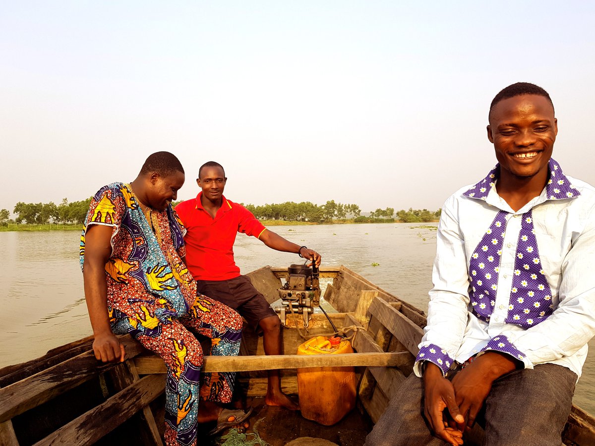 delobjetivo's tweet photo. Cruzamos una increíble región fértil de Benín, el río Ouémé. El atardecer, los baobab a ambos lados y los palafitos con sus gentes saludando por poco consiguen que me pierda un instante mágico en la parte trasera de mi barca: la más pura esencia del África negra, aquella sonrisa. https://t.co/X5ubZtW1aw